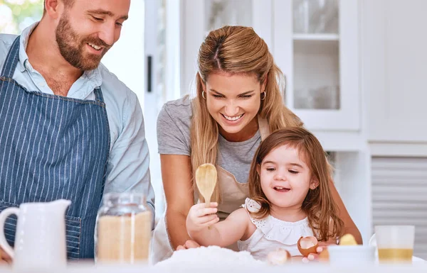 家庭和烘焙食品在厨房里带着孩子们的学习 帮助和快乐的微笑 妈妈和爸爸教小孩烘焙蛋糕 饼干或煎饼的面粉配方 — 图库照片