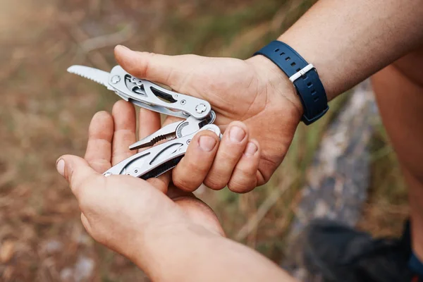 Руки Человек Многоцелевой Нож Окружающей Среде Кемпинга Земли Устойчивого Лесного — стоковое фото