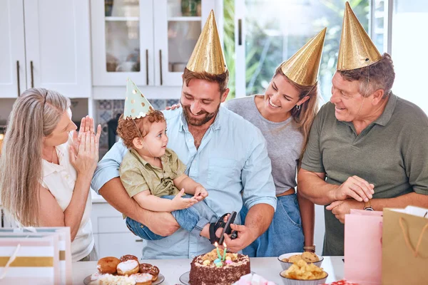 Szczęśliwej Rodziny Tort Wszystkiego Najlepszego Dla Dziecka Imprezie Dużą Rodziną — Zdjęcie stockowe