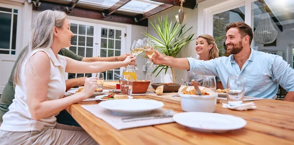 친구들 축배를 가족들 파티를 합니다 남녀가 집에서 이야기하면서 행복하게 마시는 — 스톡 사진