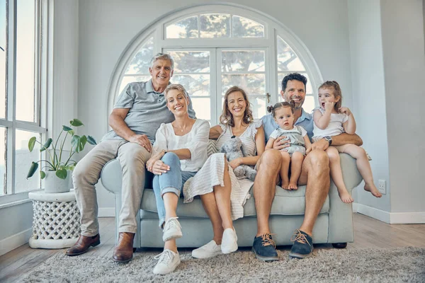 Familie Kinder Und Großeltern Mit Mann Frau Und Enkelkindern Sitzen — Stockfoto