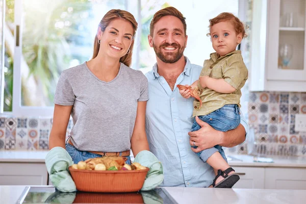 両親の肖像画 台所で赤ちゃんを持つお父さん 笑顔で家族の家で鶏鍋を調理します 幸せなお母さん 子供と一緒に顔と夕食 ランチや食事のための食品の幸福とお父さん — ストック写真