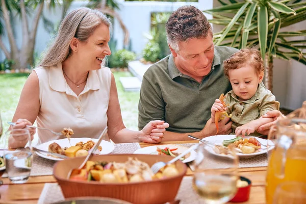Familie Abendessen Und Essen Restaurant Zusammen Lächeln Und Glückliche Großeltern — Stockfoto