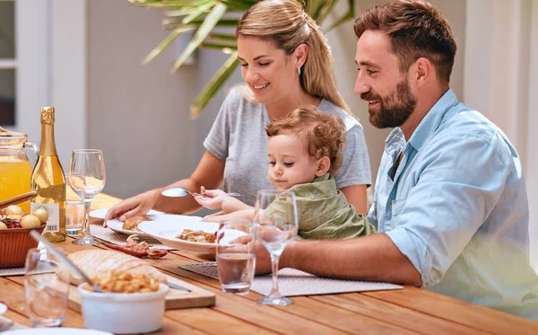 パティオダイニングテーブルで食事 ワイン ボンディングのために一緒に子供 お母さん お父さんと家族 食べ物やランチの屋外 健康的なライフスタイルのために夏に屋外で食事をしながら 赤ちゃん 男と女幸せ — ストック写真