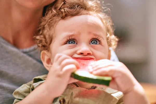 Bebê Melancia Fofo Com Menino Bebê Comendo Frutas Com Sua — Fotografia de Stock