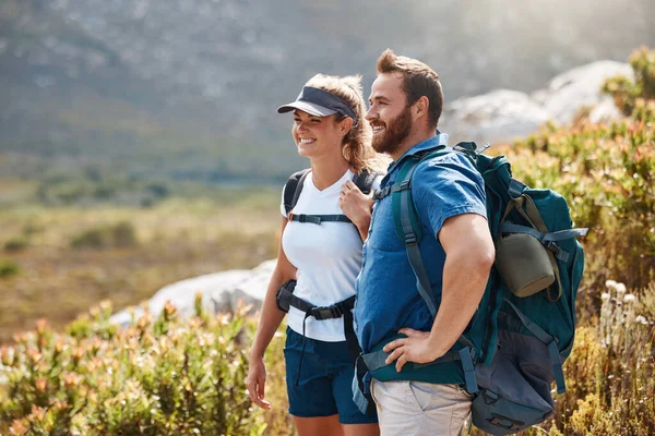 하이킹 여행은 노르웨이에서 여름을 자연의 여행이다 미소를 남녀들은 행복을 들판에서 — 스톡 사진
