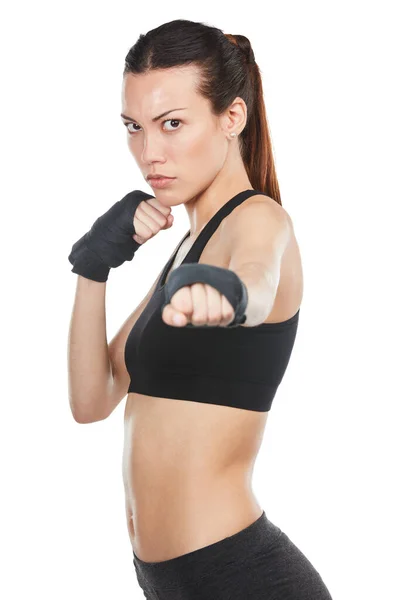 彼女はトップの戦いの形で彼女 白い背景を持つ若い女性アスリートキックボクシングのトリミングされた肖像 — ストック写真
