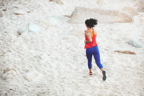 Rimelimden Daha Hızlı Koşacağım Kumsalda Sabah Koşusu Için Genç Bir — Stok fotoğraf