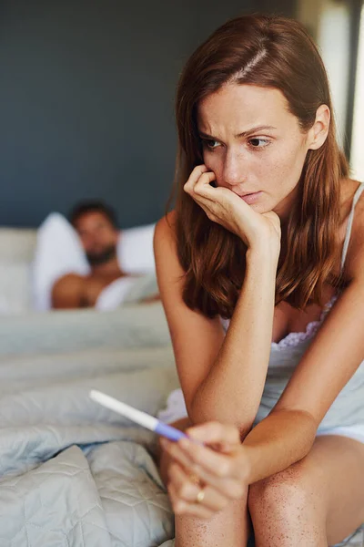 Tom Pomyslí Žena Která Vypadá Ustaraně Když Drží Těhotenský Test — Stock fotografie