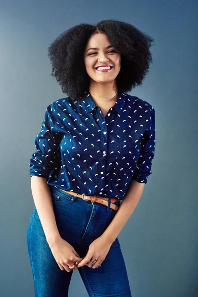 自信を持て 青を背景にした魅力的な若い女性のスタジオポートレート — ストック写真