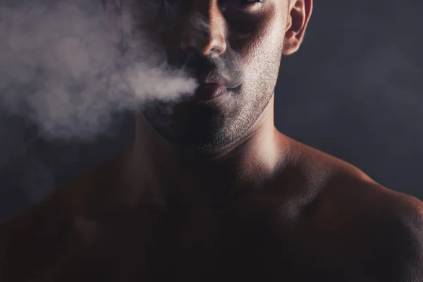 Rök Moln Ansikte Och Man Studio För Missbruk Rökare Och — Stockfoto