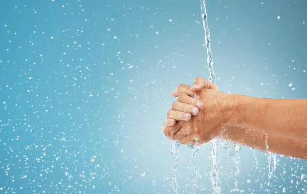 Salpicos Água Mãos Limpas Higiene Fundo Azul Publicidade Espaço Colocação — Fotografia de Stock