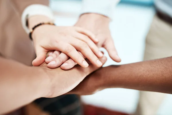 Cada Dia Apresenta Desafio Diferente Colegas Unindo Mãos Unidade — Fotografia de Stock