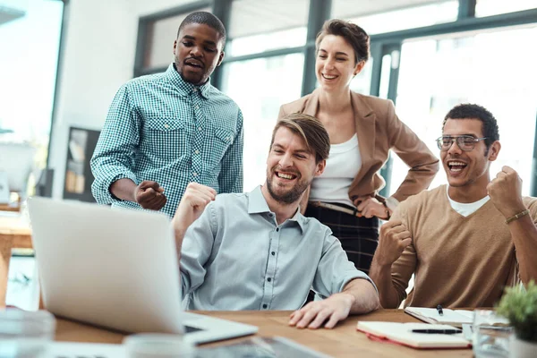 Ganhar Simplesmente Que Eles Fazem Grupo Empresários Aplaudindo Enquanto Trabalham — Fotografia de Stock