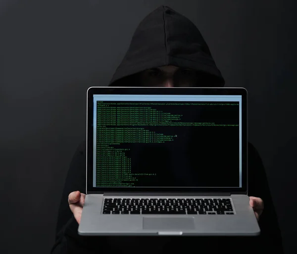 Tecnología Podría Ser Caída Pirata Informático Identificable Que Sostiene Ordenador — Foto de Stock