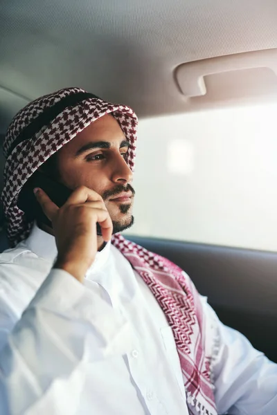 Ambisi Mendorong Dia Seorang Pengusaha Muslim Muda Menggunakan Ponselnya Saat — Stok Foto