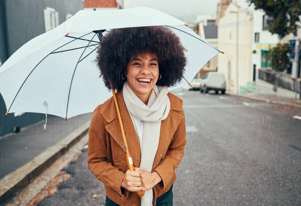 Pioggia Ombrello Città Con Una Donna Nera Che Cammina Strada — Foto Stock