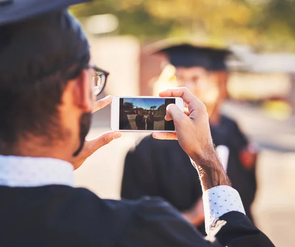 Momentaufnahmen Des Erfolgs Schüler Fotografieren Abschlusstag Mit Dem Handy — Stockfoto