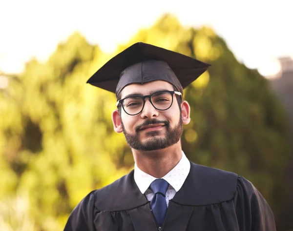 Redo Att Utmana Världen Porträtt Självsäker Ung Man Examensdagen — Stockfoto