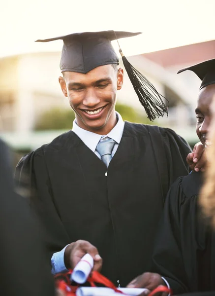 教育是成功的关键 在毕业典礼上共同持有毕业证书的一群学生 — 图库照片