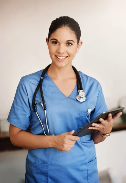 常にオンラインで解決策があります 病院のデジタルタブレットで働く魅力的な若い女性医療従事者のトリミングされた肖像画 — ストック写真
