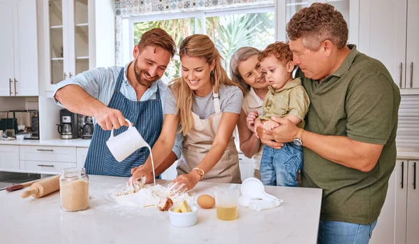 Morföräldrar Föräldrar Och Barn Bakar Köket Tillsammans Gör Söta Godsaker — Stockfoto