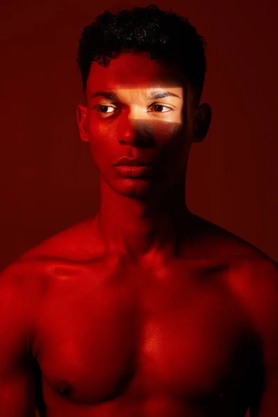 Neonowa Czerwień Ciemne Światło Czarny Człowiek Artystycznym Oświetleniem Piękno Twórczy — Zdjęcie stockowe