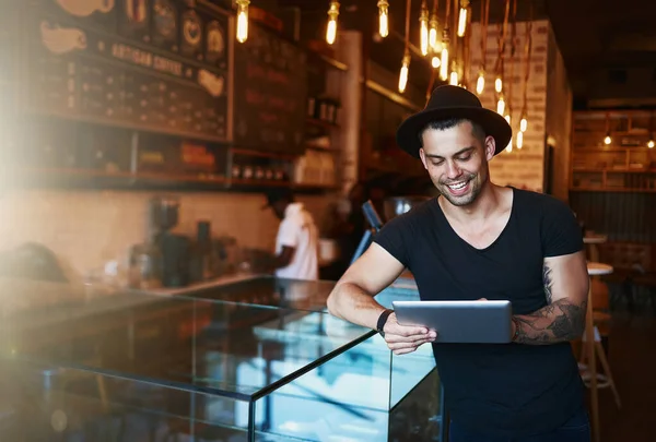 アプリの年齢でカフェ管理 喫茶店で働いている時にデジタルタブレットを使っていた若い男が — ストック写真