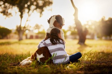 Aşk dört ayaklı bir kelimedir. Dikiz aynasından küçük şirin bir çocuk dışarıda otururken köpeğine sarılıyor.