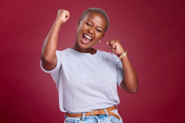 Kutlama, siyah kadın ve heyecanlı insan mutluluk ve kazananın hislerini gösteriyor. Kazanan motivasyon, başarı ve mutlu gülümseme bir bayanın zaferini kutlamak için başarı duygusu ile..