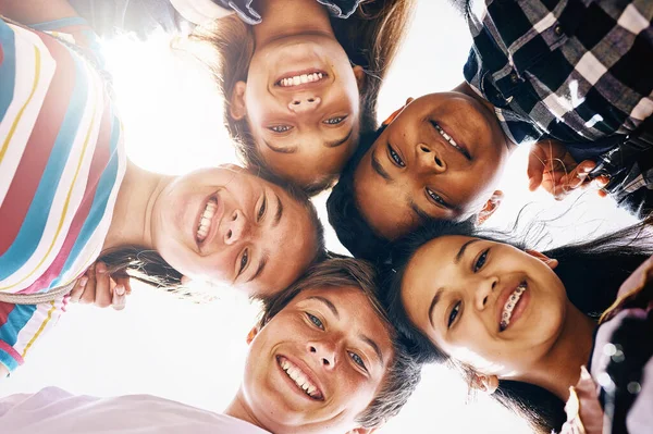 Zawsze Znajdują Powód Uśmiechu Niski Kąt Portretu Grupy Różnorodnych Uczniów — Zdjęcie stockowe
