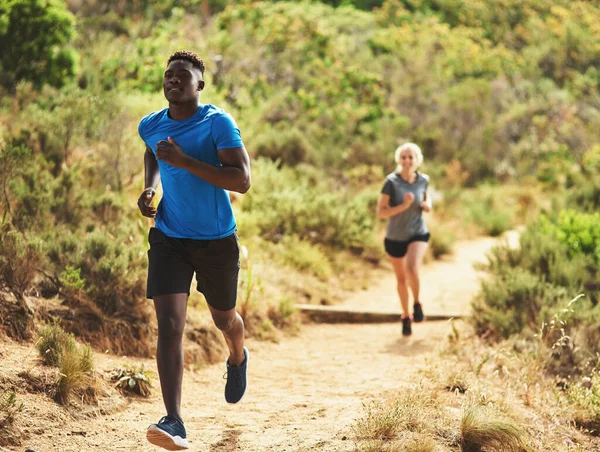 Yanmayı Hissettiğinde Bile Durma Genç Sporcu Birlikte Koşuya Çıktılar — Stok fotoğraf