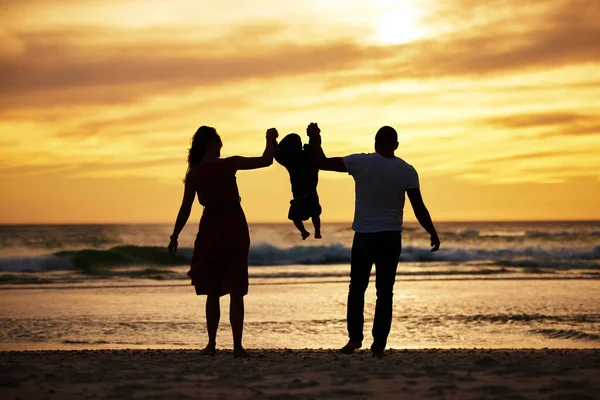 Pláž Silueta Rodina Drží Dítě Západ Slunce Oceánu Dovolená Vlnami — Stock fotografie