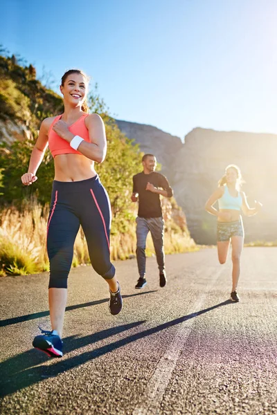 Formda Kalma Hedeflerine Doğru Koşuyorlar Bir Fitness Grubu Birlikte Koşuya — Stok fotoğraf