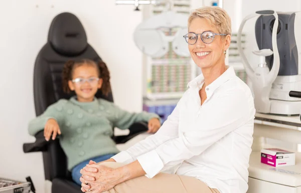 眼科医 小児患者 視力検査 眼のケアのための視力検査 診療所や検眼所での視力検査 光学ケアのための準備ができて女性医師または専門家の肖像 — ストック写真