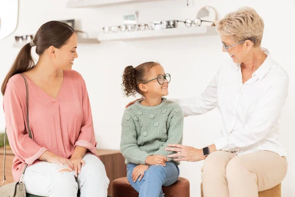 Optometrie Bril Visie Met Een Meisje Moeder Opticien Voor Een — Stockfoto