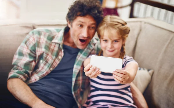 Gonna Send One Mom Father His Little Daughter Taking Selfie — Stock Photo, Image