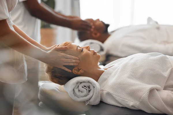 Spa Koppel Massage Ontspannen Zijn Rustig Rustig Genieten Van Retraite — Stockfoto