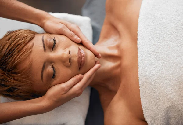 Vista Superior Mãos Massagem Facial Spa Para Beleza Tratamento Relaxamento — Fotografia de Stock