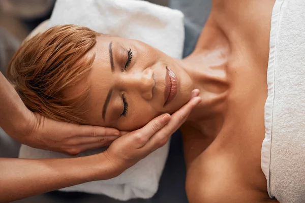 Zwarte Vrouw Massage Schoonheid Gezicht Met Luxe Biologische Behandeling Het — Stockfoto