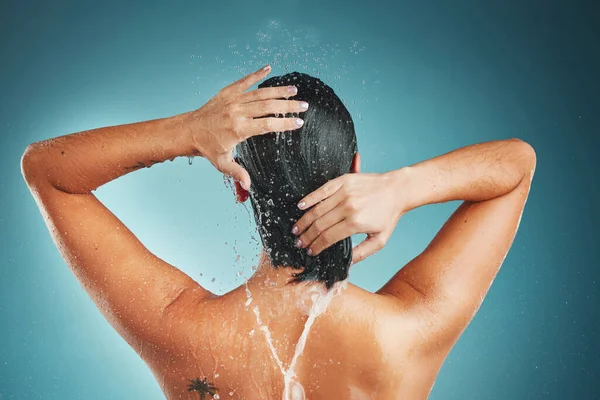 Saç Sıçraması Cilt Bakımı Hijyen Güzellik Için Duşta Bir Kadın — Stok fotoğraf