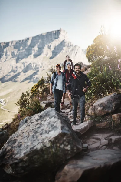 上への道を取る 登山道を歩いている友人のグループの完全な長さのショット — ストック写真