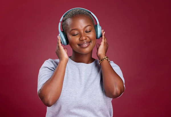 Mujer Negra Auriculares Sonrisa Para Escuchar Música Transmitir Relajarse Fondo — Foto de Stock