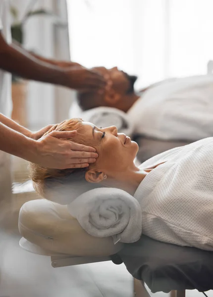 Händer Huvud Och Massage Med Kvinnlig Kund Ett Spa För — Stockfoto