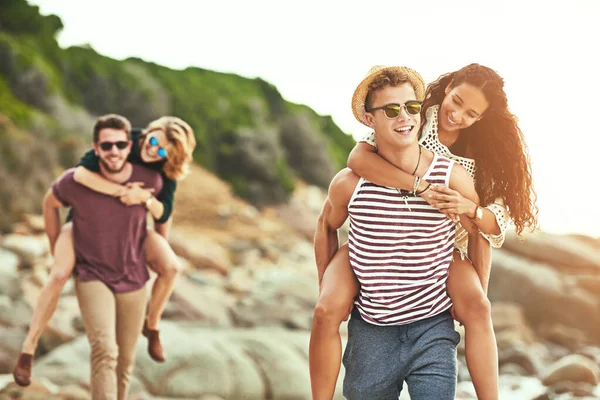 Arrastrando Sus Chicas Playa Dos Parejas Jóvenes Cariñosas Disfrutando Tiempo —  Fotos de Stock