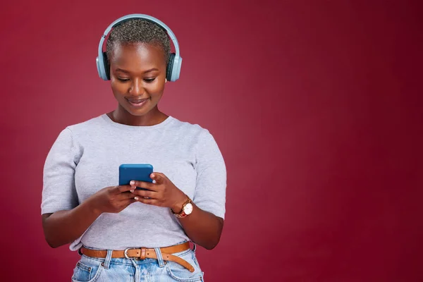 Smartfon Słuchawki Czarna Kobieta Studio Udają Słuchanie Przewijanie Wpisywanie Usługę — Zdjęcie stockowe
