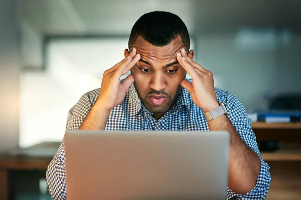 Para Onde Estou Olhar Jovem Empresário Olhando Estressado Enquanto Trabalhava — Fotografia de Stock