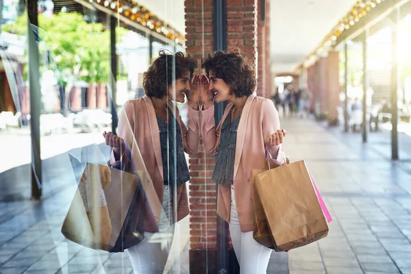 Gördüklerim Hoşuma Gitti Alışveriş Yaparken Dükkanın Penceresinden Bakan Bir Kadın — Stok fotoğraf
