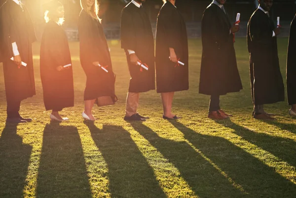 あなたの足跡に続く他を刺激しなさい 卒業の日に一緒に立っている大学生のグループが — ストック写真