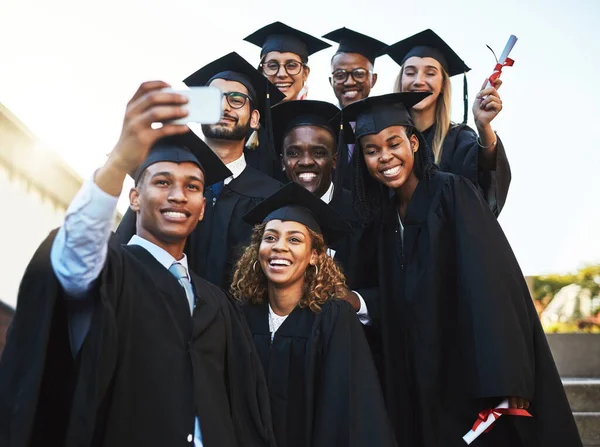 Quiero Recordaros Chicos Grupo Estudiantes Tomando Una Selfie Día Graduación — Foto de Stock